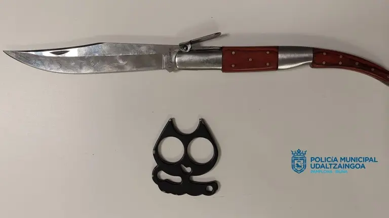 Navaja y pu&ntilde;o americano incautados. POLIC&Iacute;A MUNICIPAL DE PAMPLONA