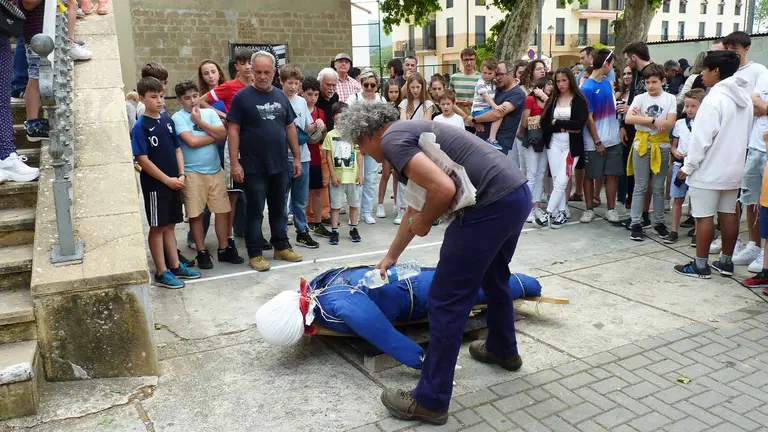 Fiesta de la quema del 'mayo' en Murieta. Navarra.com