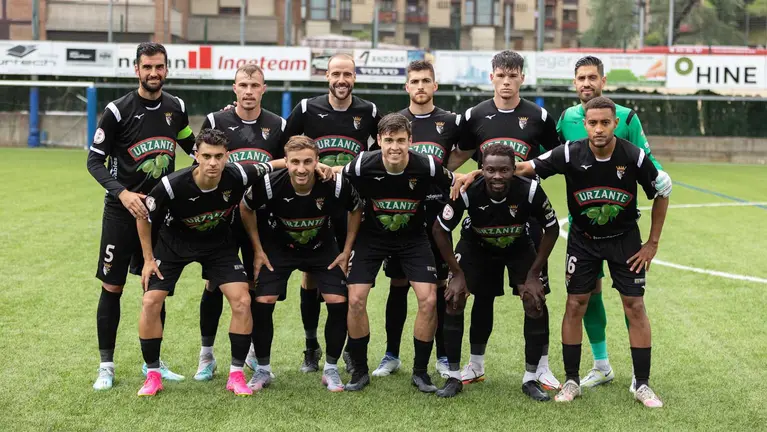 Equipo titular del equipo ribero en el campo del Beasain. @cdtudelano.