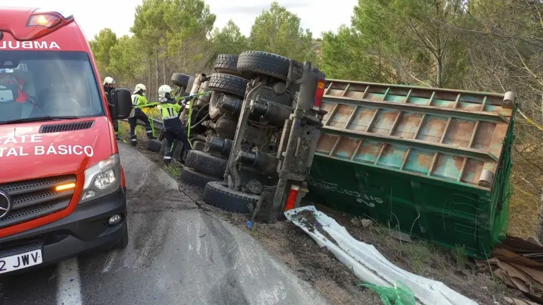 Un cami&oacute;n vuelca en la AP-15, a la altura de Pueyo, y el conductor queda atrapado en el interior. BOMBEROS DE NAVARRA