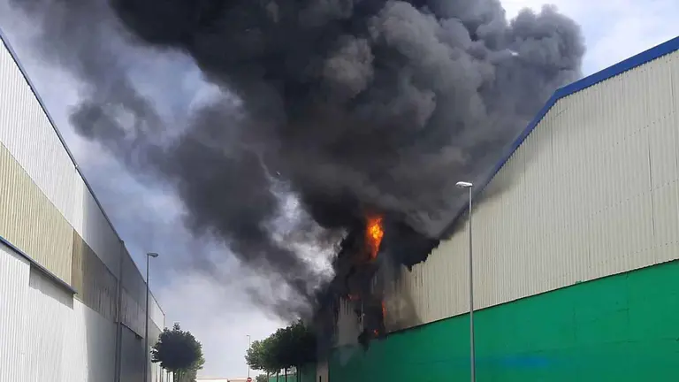 Imagen del incendio que se ha producido en el Pol&iacute;gono Industrial de Cintru&eacute;nigo. GUARDIA CIVIL