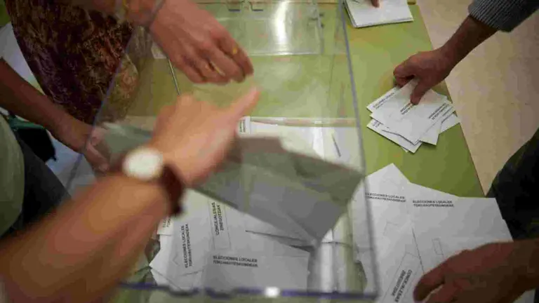 Recuento de las mesas electorales del colegio electoral de Amaiur, en Iturrama. PABLO LASAOSA