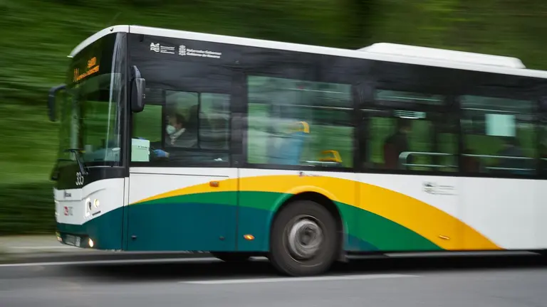Un autob&uacute;s urbano por las calles de Pamplona. - Eduardo Sanz - Europa Press - Archivo