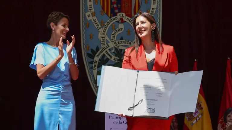 Dolores Redondo recibe el Premio Pr&iacute;ncipe de Viana de la Cultura 2023 de manos de la presidenta del Gobierno de Navarra, Mar&iacute;a Chivite. - GOBIERNO DE NAVARRA