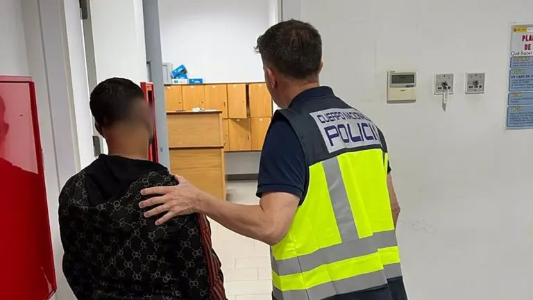 Un agente de la Polic&iacute;a Nacional con uno de los cuatro j&oacute;venes detenidos por darle una paliza a un taxista y causar da&ntilde;os en el veh&iacute;culo en Palma - POLIC&Iacute;A NACIONAL