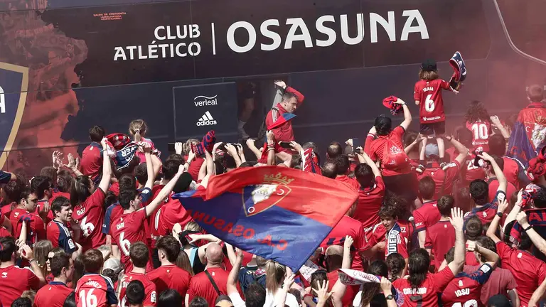 Aficionados de Osasuna animan al equipo a su llegada al estadio El Sadar de Pamplona antes del partido de Liga que disputan ante el Girona, este domingo. EFE/ Jesus Diges
