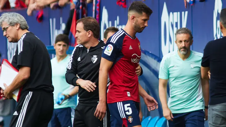 Jagoba Arrasate (entrenador CA Osasuna) y David Garc&iacute;a (5. CA Osasuna) durante el partido de la Liga Santander entre CA Osasuna y Girona FC disputado en el estadio de El Sadar en Pamplona. I&Ntilde;IGO ALZUGARAY