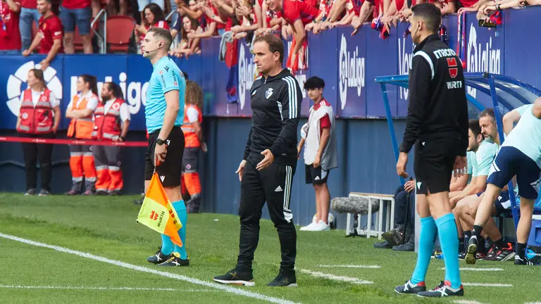 Jagoba Arrasate (entrenador CA Osasuna) durante el partido de la Liga Santander entre CA Osasuna y Girona FC disputado en el estadio de El Sadar en Pamplona. I&Ntilde;IGO ALZUGARAY