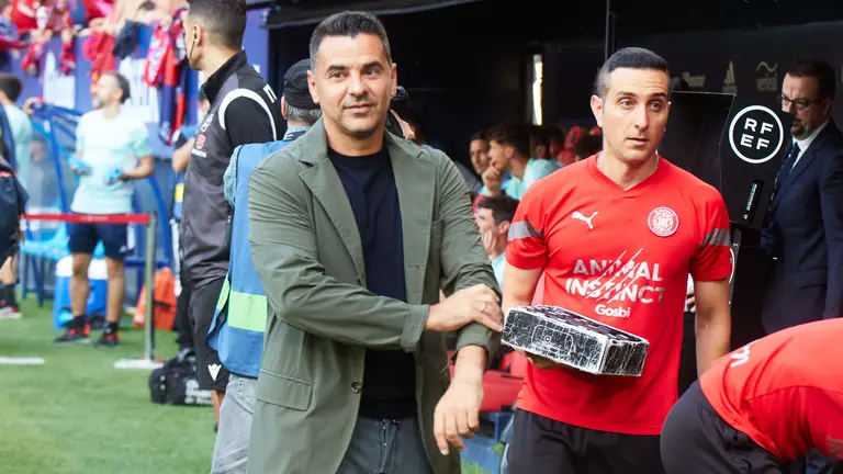 Michel (entrenador Girona FC) durante el partido de la Liga Santander entre CA Osasuna y Girona FC disputado en el estadio de El Sadar en Pamplona. I&Ntilde;IGO ALZUGARAY