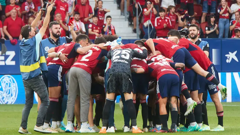 Celebraci&oacute;n de la clasificaci&oacute;n de Osasuna para la Conference League tras la victor&iacute;a frente al Girona FC (2-1) en el &uacute;ltimo partido de la Liga Santander disputado en el estadio de El Sadar en Pamplona. I&Ntilde;IGO ALZUGARAY