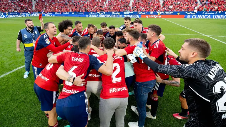 Jugadores y cuerpo t&eacute;cnico de Osasuna durante las celebraciones a la finalizaci&oacute;n del encuentro correspondiente a la &uacute;ltima jornada de primera divisi&oacute;n que han disputado hoy domingo frente al Girona en el estadio de el Sadar, en Pamplona. CA OSASUNA