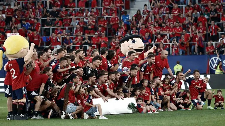 Jugadores y cuerpo t&eacute;cnico de Osasuna durante las celebraciones a la finalizaci&oacute;n del encuentro correspondiente a la &uacute;ltima jornada de primera divisi&oacute;n que han disputado hoy domingo frente al Girona en el estadio de el Sadar, en Pamplona. EFE / Jes&uacute;s Diges.