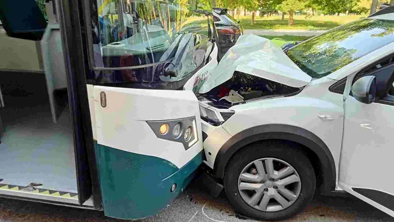 Un turismo colisiona contra una villavesa en Pamplona. POLIC&Iacute;A MUNICIPAL DE PAMPLONA