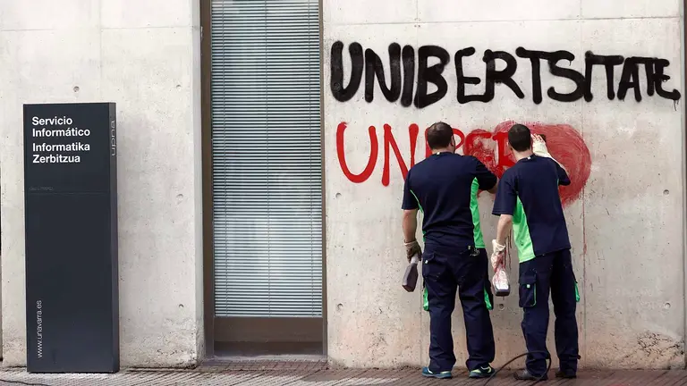 El campus de la Universidad P&uacute;blica de Navarra ha amanecido con numerosas pintadas en sus paredes en una jornada en la que comienza en la comunidad la Evaluaci&oacute;n para el Acceso a la Universidad (EvAU) 2023, cuyas pruebas se prolongan hasta el jueves 8 de junio.  EFE/ Jesus Diges