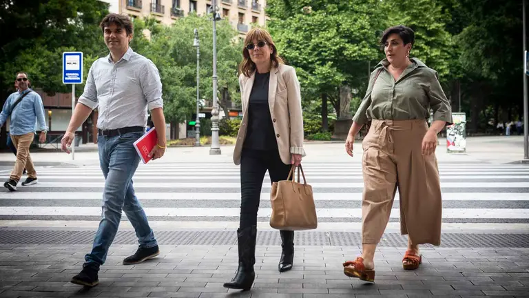 La secretaria general del PSN y candidata a la Presidencia del Gobierno de Navarra, Mar&iacute;a Chivite, se re&uacute;ne con la candidata de Geroa Bai, Uxue Barkos. JASMINA AHMETSPAHIC