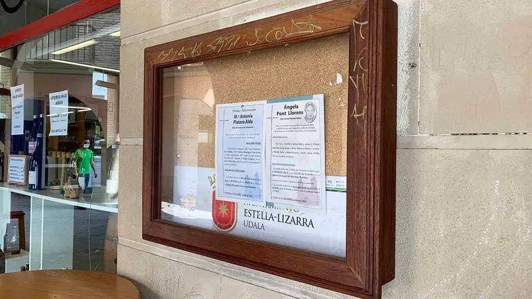 Panel expositor de esquelas en la Plaza de los Fueros de Estella. Navarra.com