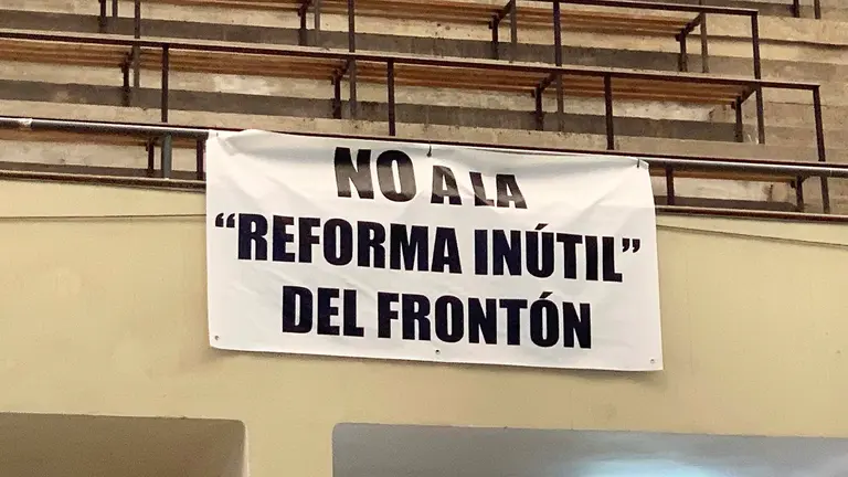 Pancarta colocada en la grada alta del front&oacute;n Lizarra de Estella. Navarra.com