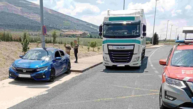 El veh&iacute;culo interceptado iba conducido por un hombre que dio positivo en drogas y a bordo viajaba un beb&eacute;. POLIC&Iacute;A FORAL