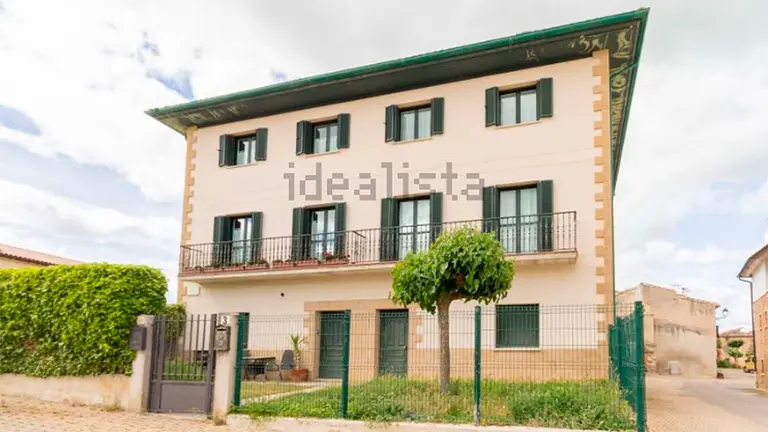 La casa en venta en Astr&aacute;in tiene cinco habitaciones y tres ba&ntilde;os. IDEALISTA