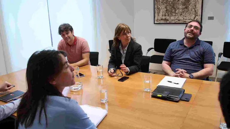 Los l&iacute;deres de Geroa Bai, Pablo Azkona, Uxue Barkos y Unai Hualde y de Contigo Navarra, Bego&ntilde;a Alfaro, en la reuni&oacute;n. EFE/I&ntilde;aki Porto.