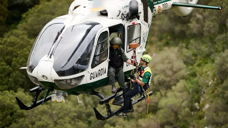 El GREIM (Grupo de Rescate e Intervenci&oacute;n en Monta&ntilde;a) de Guardia Civil durante un ejercicio de maniobras de rescate en el Carrascal. PABLO LASAOSA