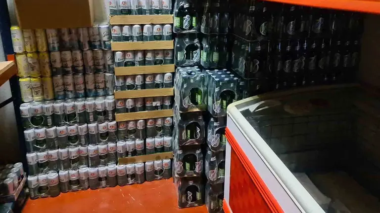 Las latas y botellines de cerveza no hab&iacute;an pasado los contoles pertinentes. GUARDIA CIVIL