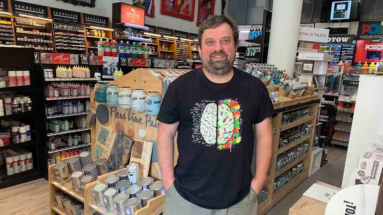 Javier Inchusta en su tienda de manualidades en la calle Guelbenzu de Pamplona. Navarra.com