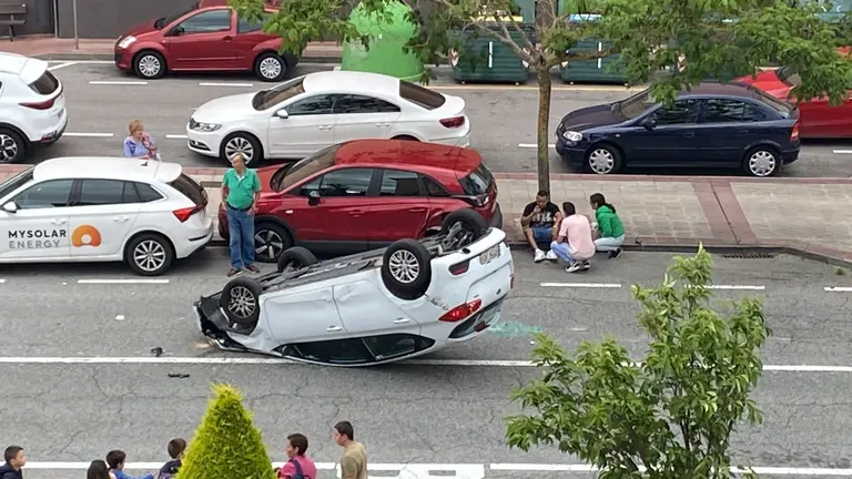 El coche qued&oacute; volcado y atravesado en mitad de la calzada. CEDIDA