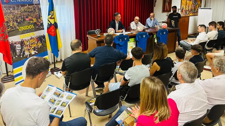 Borja Macaya, Jos&eacute; Manuel Dur&aacute; y el concejal Fernando Aranguren durante la presentaci&oacute;n del torneo Santi Macaya en Luis Amig&oacute;.