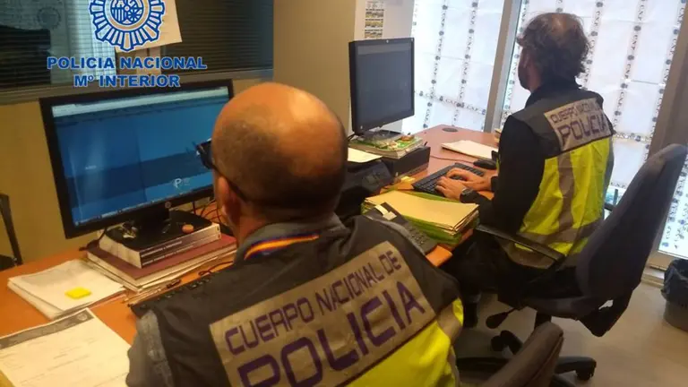 Agentes de la Polic&iacute;a Nacional investigan un caso. POLIC&Iacute;A NACIONAL