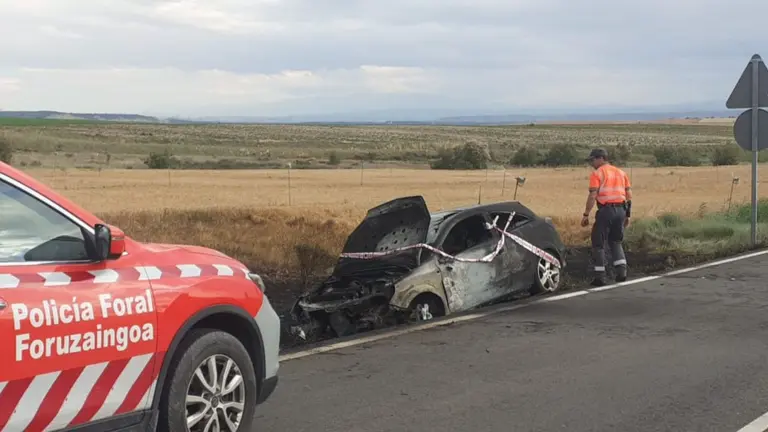Imagen de c&oacute;mo quedo el coche en uno de los accidentes. POLIC&Iacute;A FORAL
