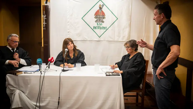 La pe&ntilde;a Anaitasuna y la Asociaci&oacute;n Navarra de Escritores organizan un "juicio" a Ernest Hemingway con motivo del centenario de la primera visita del Premio Nobel de Literatura a Pamplona. JASMINA AHMETSPAHIC