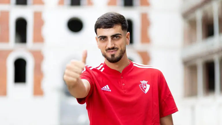 Alejandro Catena, procedente del Rayo Vallecano, se convierte en el primer fichaje del C.A. Osasuna para la temporada 23/24. CA OSASUNA