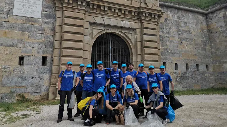 Voluntarios de la Telef&oacute;nica  limpiando este viernes el entorno del Monter Ezcaba.