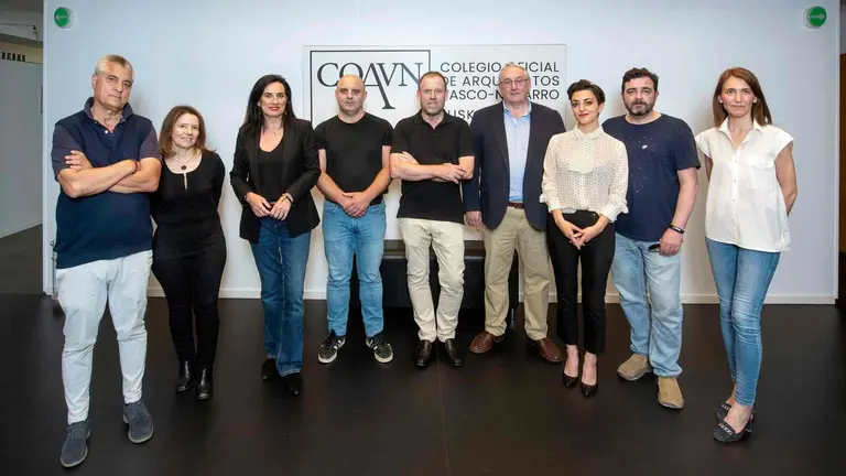 La nueva junta directiva del Colegio de Arquitectos Vasco-Navarro en la Comunidad foral, con su presidente Santiago Iribarren. COAVN