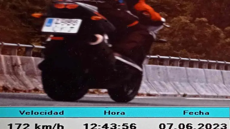 El radar de la Polic&iacute;a Foral sorprendi&oacute; al conductor de la moto a 172 kil&oacute;metros por hora. POLIC&iacute;A FORAL.