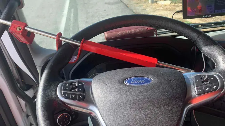 La Polic&iacute;a Foral coloc&oacute; el cepo al volante del cami&oacute;n que conduc&iacute;a el camionero drogado. POLIC&Iacute;A FORAL.