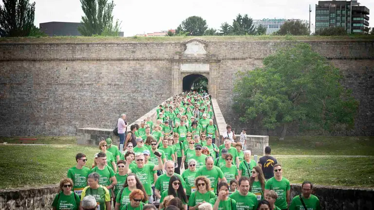 Corte de cinta que dar&aacute; inicio a la IX Marcha 'Pamplona contra el C&aacute;ncer' por la investigaci&oacute;n. JASMINA AHMETSPAHIC