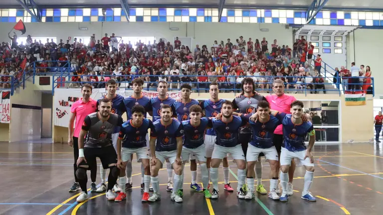 Equipo Cintru&eacute;nigo FS en el pabell&oacute;n de la localidad riojana de Ribafrecha. @fedriojafutbol