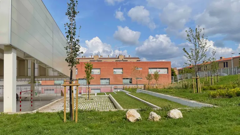 El nuevo patio de los colegios Mendigoiti y El Lago de Mendillorri ya est&aacute; terminado. AYUNTAMIENTO DE PAMPLONA