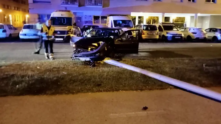 Un turismo choca contra una farola en Pamplona y la tumba. POLIC&Iacute;A MUNICIPAL DE PAMPLONA