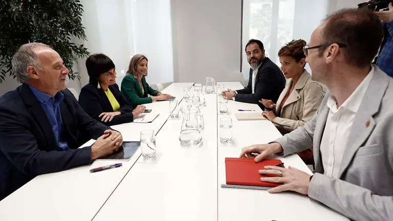 Reuni&oacute;n de las candidatas del PSN y EH Bildu a la presidencia del Gobierno de Navarra, Mar&iacute;a Chivite (2d) y Laura Aznal (2i), respectivamente. EFE/ Jes&uacute;s Diges