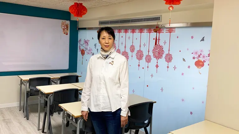 Ning Dong en su academia de lengua china en la calle Tajonar de Pamplona. Navarra.com