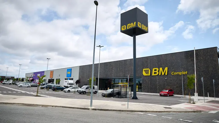 Tiendas en el pol&iacute;gono de Zizur Mayor. PABLO LASAOSA