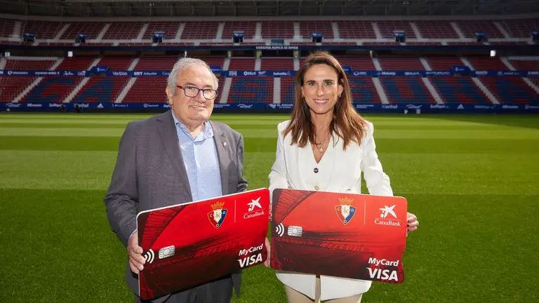 CaixaBank y el Club Atl&eacute;tico Osasuna presentan la nueva tarjeta Visa MyCard Osasuna. CEDIDA