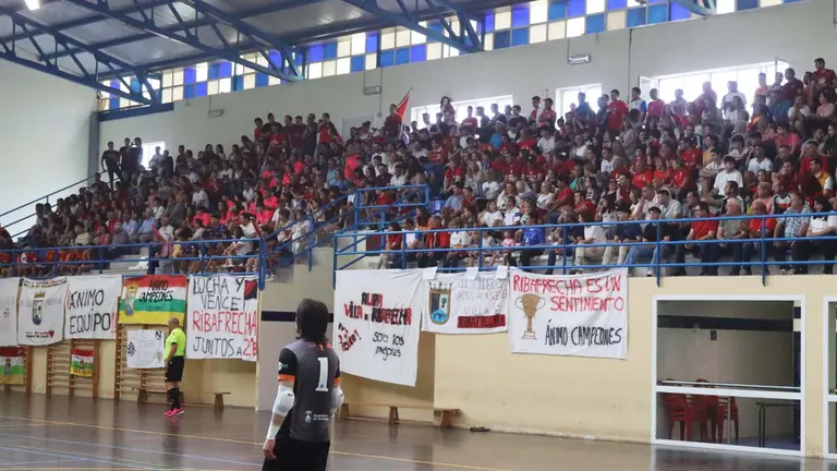 La grada del pabell&oacute;n de Ribafrecha en el partido ante el Cintru&eacute;nigo FS. @fedriojafutbol