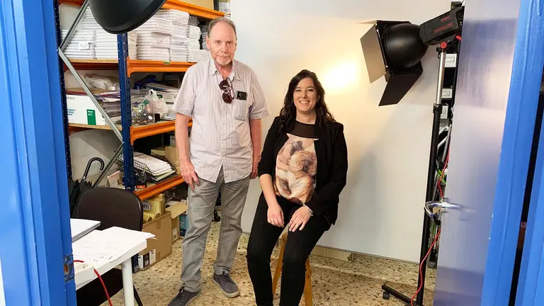 Ram&oacute;n Arizcun y Aroa Obreg&oacute;n en su peque&ntilde;o estudio de fotograf&iacute;a en la papeler&iacute;a Cairo de Pamplona. Navarra.com