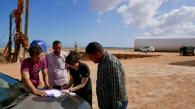 Esparza durante la construcci&oacute;n de la primera cimentaci&oacute;n pilotada en Marruecos. NABRAWIND