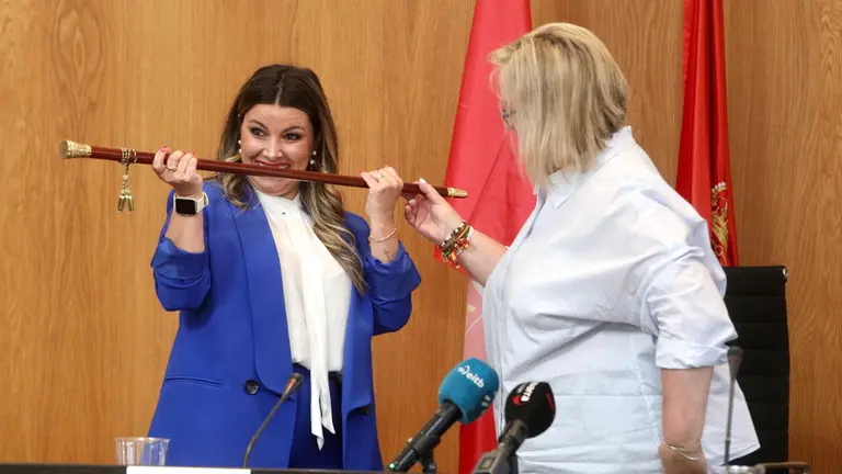 Xuri&ntilde;e Pe&ntilde;as (UPN) en el momento en el que asume el cargo de alcaldesa del Valle de Eg&uuml;&eacute;s. &Iacute;&Ntilde;IGO ALZUGARAY