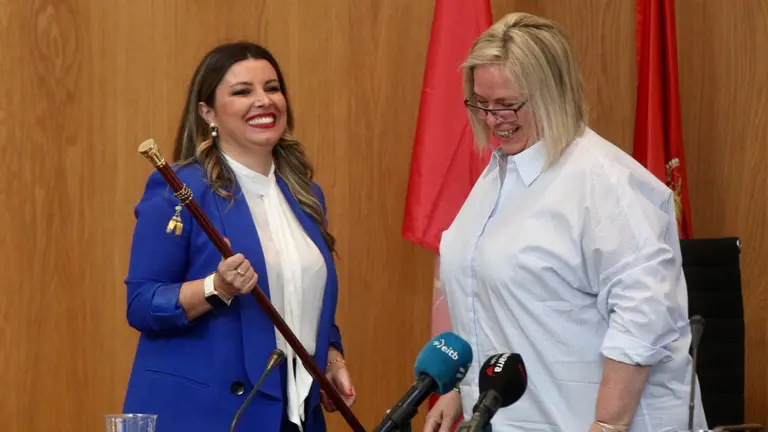 Xuri&ntilde;e Pe&ntilde;as (UPN) en el momento en el que asume el cargo de alcaldesa del Valle de Eg&uuml;&eacute;s. &Iacute;&Ntilde;IGO ALZUGARAY